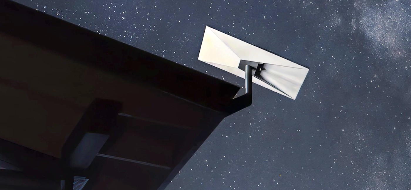 Starlink-Antenne bei Nacht unter Sternenhimmel