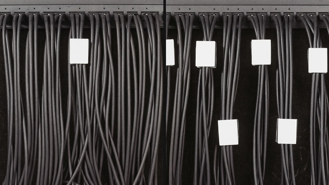 Vergleich eines Patchpanels: links unbeschriftetes Kabelgewirr, rechts sauber geführte Kabel mit Kabelfahnen